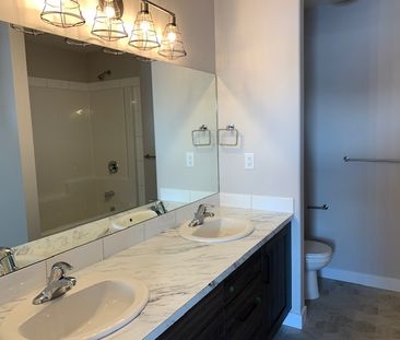 Gorgeous Pet Friendly 3-Bed Townhome in Aspen Lakes Blackfalds!! - Photo 5