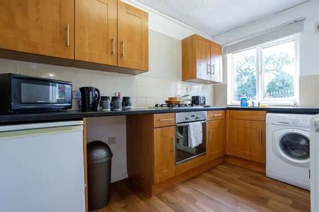 1 Bed Maisonette, Redlynch Walk, M8 - Photo 3