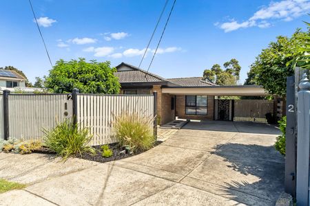 GORGEOUS FOUR BEDROOM FAMILY HOME - Photo 4