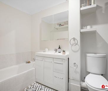 Spacious & Fantastic Townhouse With North Facing Courtyard in Prime... - Photo 4