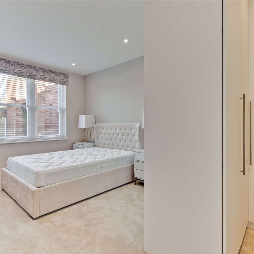 A furnished ground floor apartment, in a gated & exclusive development, close to a range of amenities including Hampton Court station, further benefitting from allocated parking. - Photo 1