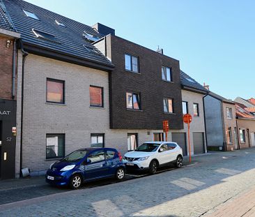 Gelijkvloers appartement met 2 slpks, terras en garage met berging. - Photo 1