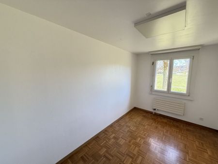 A large terrace and a spacious living room - Photo 5