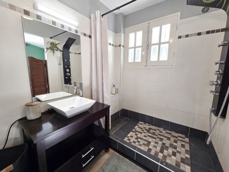 Location Appartement 2 pièces 42m² ST DENIS 97417 - Photo 4