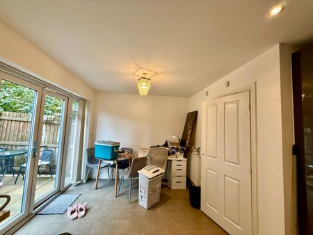 3 Bed Semi-Detached House, Argyll Way, B66 - Photo 2