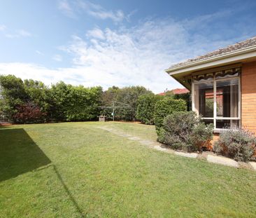 4 Stratford Ave, Bentleigh East VIC 3165 - House For Rent | Domain - Photo 2