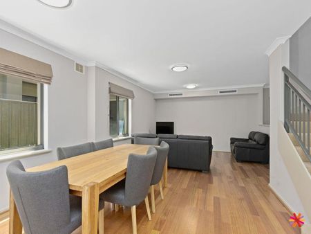 FANTASTIC 3 BEDROOM AND 2 BATHROOM TOWNHOUSE IN COMO! - Photo 4