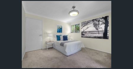 Sprawling 2 level townhouse as big as a house! - Photo 5