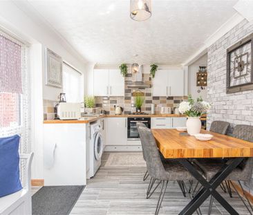 3 bed House - End Terrace To Let - Photo 3