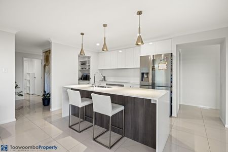 Contemporary Home Offering Space, Flexibility & Comfort - Photo 5
