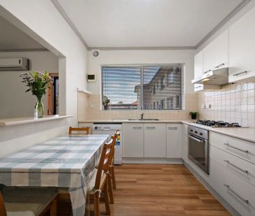 Spacious Three Bedroom Between the City and Sea - Photo 4