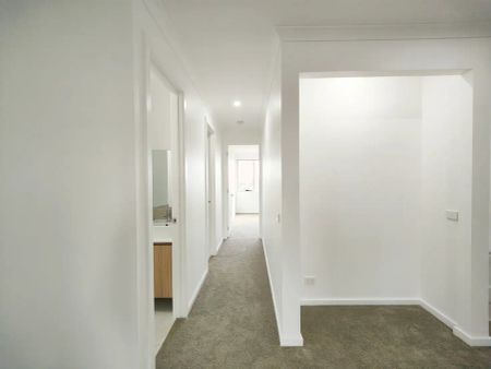 “Near New Modern Townhouse in Point Cook” - Photo 2