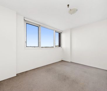 Light And Bright Two Bedroom Apartment with pool in Security Building - Photo 4