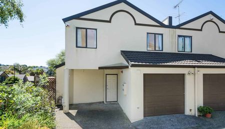 Townhouse in good location - Photo 2