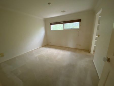 Spacious, Three Bedroom Townhouse in the Heart of Kew - Photo 5