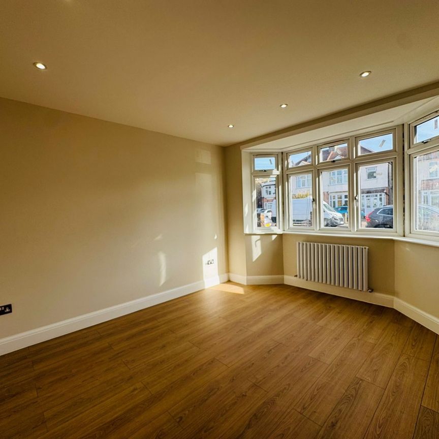 5 Bed Terraced House, Broomhill Road, IG3 - Photo 1