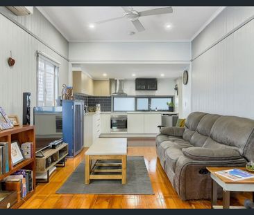 Kedron townhouse where classic meets modern - Photo 2