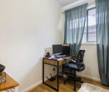 Spacious 4-Bedroom Family Home with Modern Amenities in Enfield - Photo 6