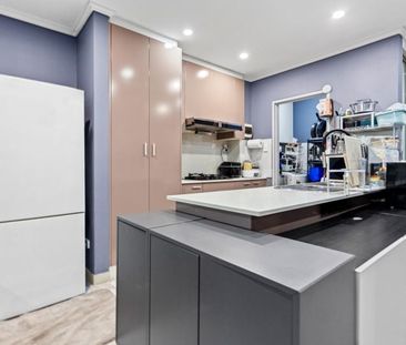 Ground Floor Full-Brick Apartment With Private Courtyard - Photo 6