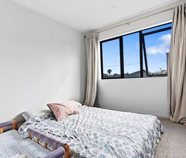 Bright & Modern 3-Bedroom Home - Photo 3