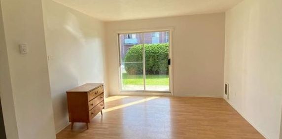 GRAND ET LUMINEUX 4.5 DISPONIBLE 1er FÉVRIER 2025 - Photo 2