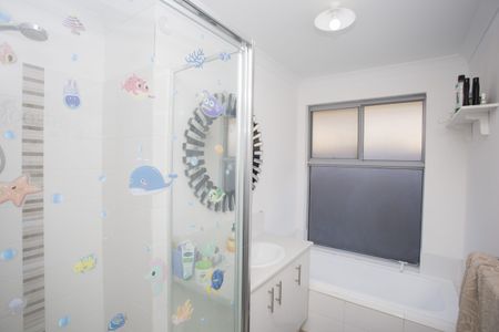 Modern Family Comfort in the Heart of Brabham. Freshly Painted! Near to the Primary School! - Photo 2