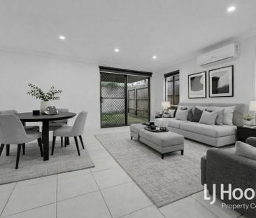 Great Location - Two Living Zones - Freshly Painted & New Carpets - Photo 1