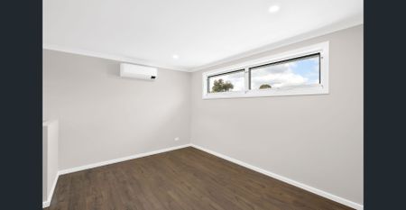 Beautiful 4-Bedroom Townhouse! - Photo 3