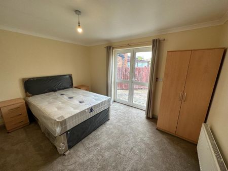 1 bedroom in a house share to rent - Photo 2