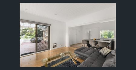 Large Modern Family Home - Photo 2