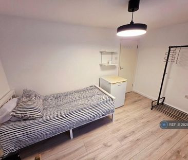 1 bedroom in a flat share to rent - Photo 5