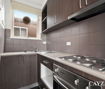 Light filled Apartment in great location - Photo 3