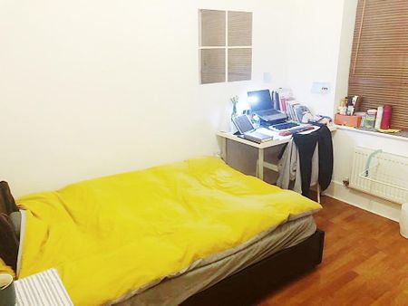 1 bedroom in a house share to rent - Photo 2