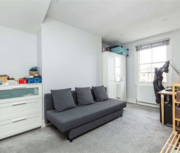 An immaculate two bedroom flat in the heart of Wimbledon Village. - Photo 3