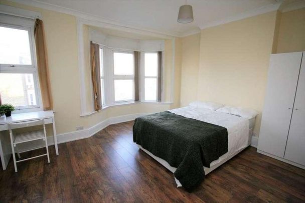 Acquire Estate Agents Amazing Mossford Street House, E3 - Photo 1