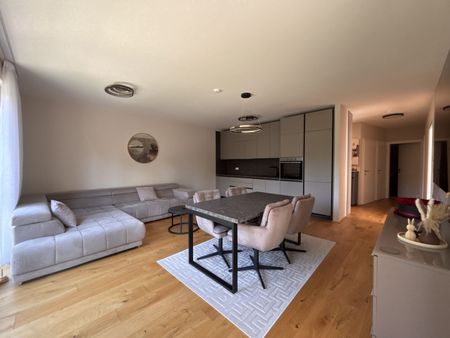 Luxury Living in Wiener Neustadt! Hochwertig möblierte 3-Zimmer-Wohnung zwischen Bahnhof und Innenstadt | Sofort bezugsfertig | Freier Grünblick | Große Glasfronten, Balkon & Loggia | Tiefgaragenplatz - Photo 3