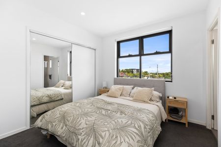 Modern and spacious 2 bedroom apartment will impress! - Photo 4