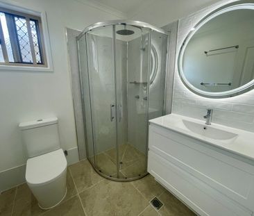 Stunning Fully Renovated Townhouse in Prime Location - Photo 5