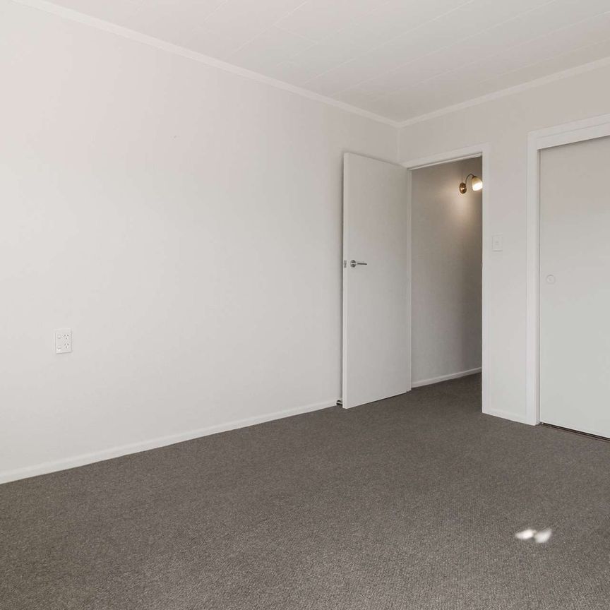 Beautifully Renovated 2-Bedroom Home in Mangere Bridge! - Photo 1