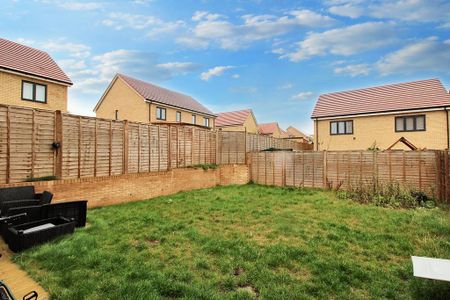 3 bedroom semi-detached house to rent - Photo 2