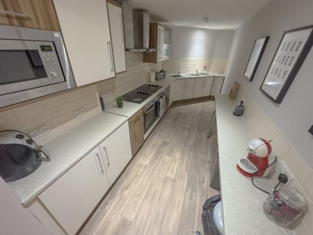 1 bedroom in a house share to rent - Photo 4