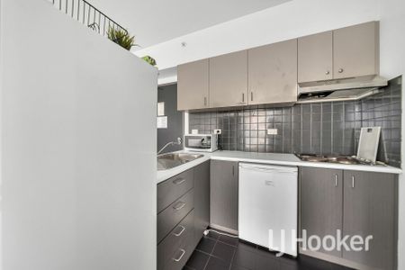 Fully Furnished Apartment For Lease at Melbourne CBD! - Photo 2