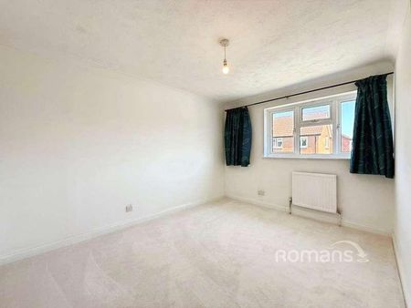 Whitebeam Gardens, Farnborough, GU14 - Photo 3