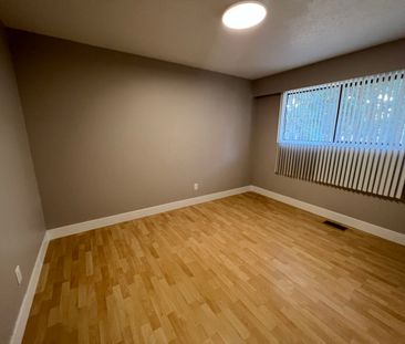5 Bedroom House Near Terry Fox Elementary! - Photo 5