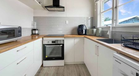 ASHBURTON, THREE BEDROOM, LOG BURNER - Photo 3