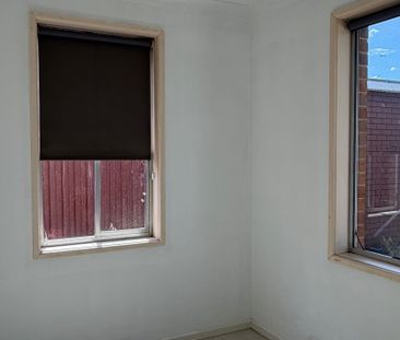 Spacious 4-Bedroom Home with Large Backyard & Separate External Cabin - Photo 3