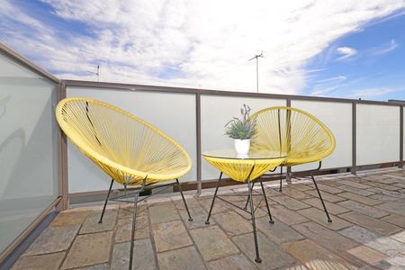 Quiet Sunny 3-Bedroom Apartment with Lock-Up Garage - Photo 4