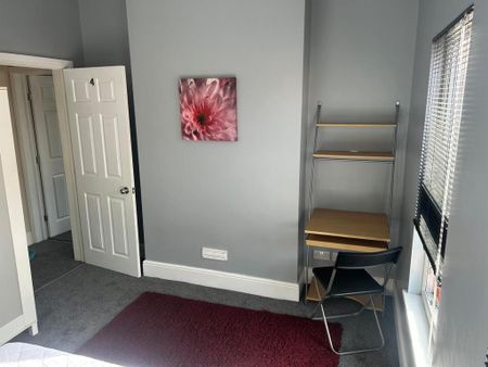 2 bedroom end of terrace house to rent - Photo 2