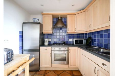 A spacious two bedroom flat, set in this purpose built block close to East Putney station. - Photo 5