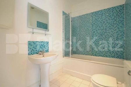 Light 2-bedroom home on Muswell Avenue N10 near amenities in Muswell Hill - Photo 4